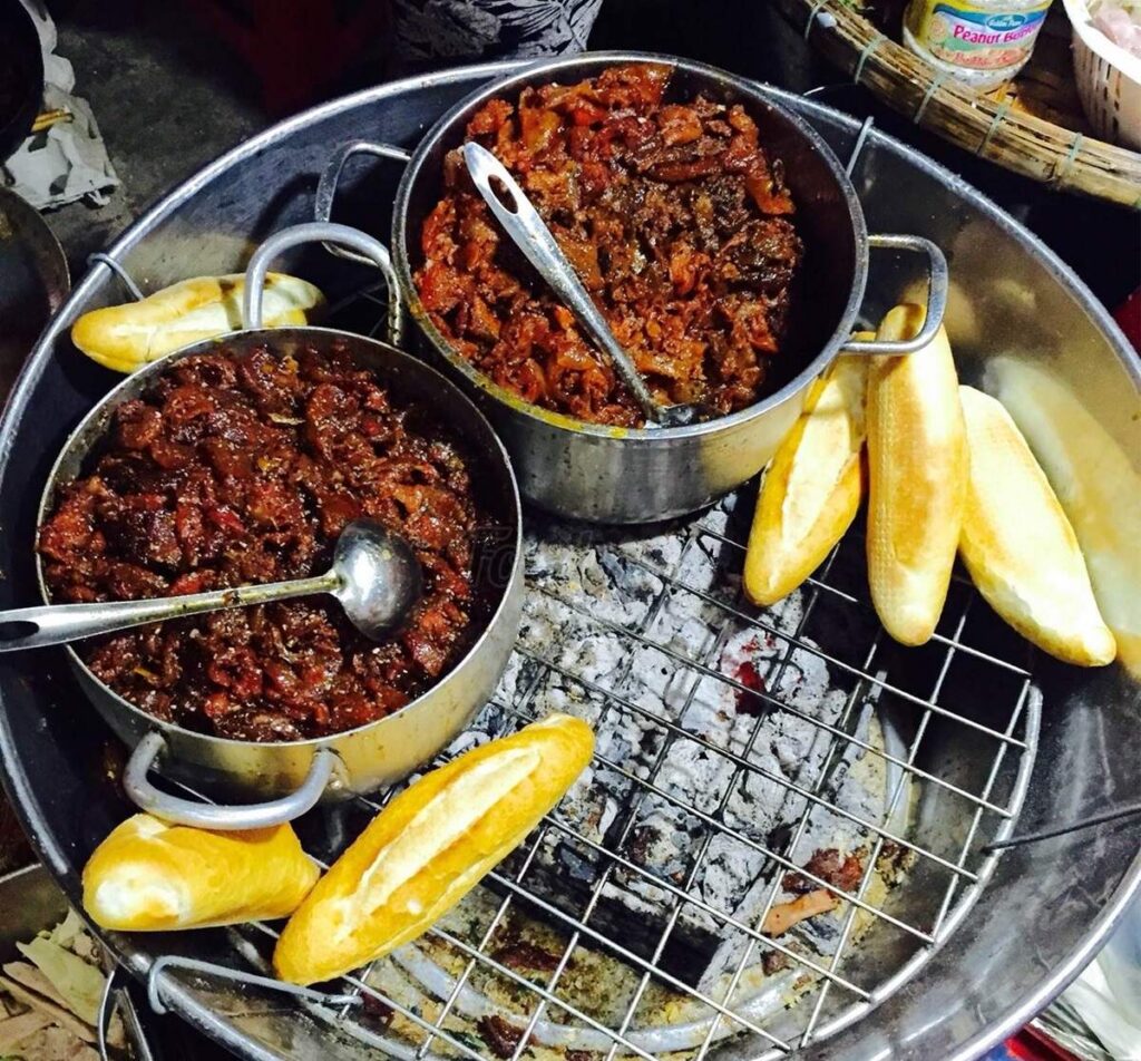 Bánh mì thịt nướng Huế - Món ngon níu chân du khách